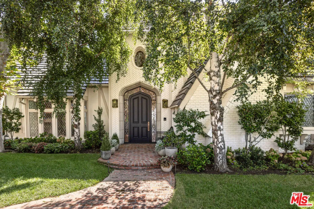 Pacific Palisades, California 90272, United States, 5 Bedrooms Bedrooms, ,6 BathroomsBathrooms,Residential,Active,220469