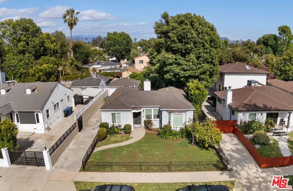 Photo of 5018 Sunnyslope Avenue, Sherman Oaks, CA 91423 (MLS # 26821301)