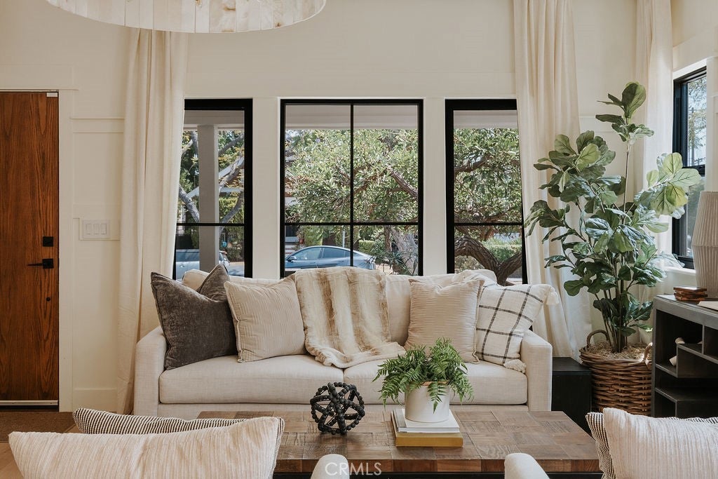4633 Russell AVE, Los Angeles CA 90027