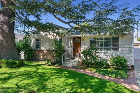 Photo of 4425 Stern Ave, Sherman Oaks, CA 91423 (MLS # SR26084720)