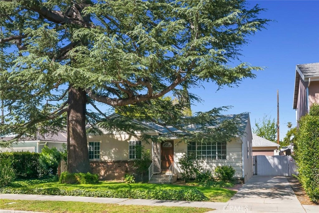Photo of 4425 Stern Ave, Sherman Oaks, CA 91423 (MLS # SR26084720)