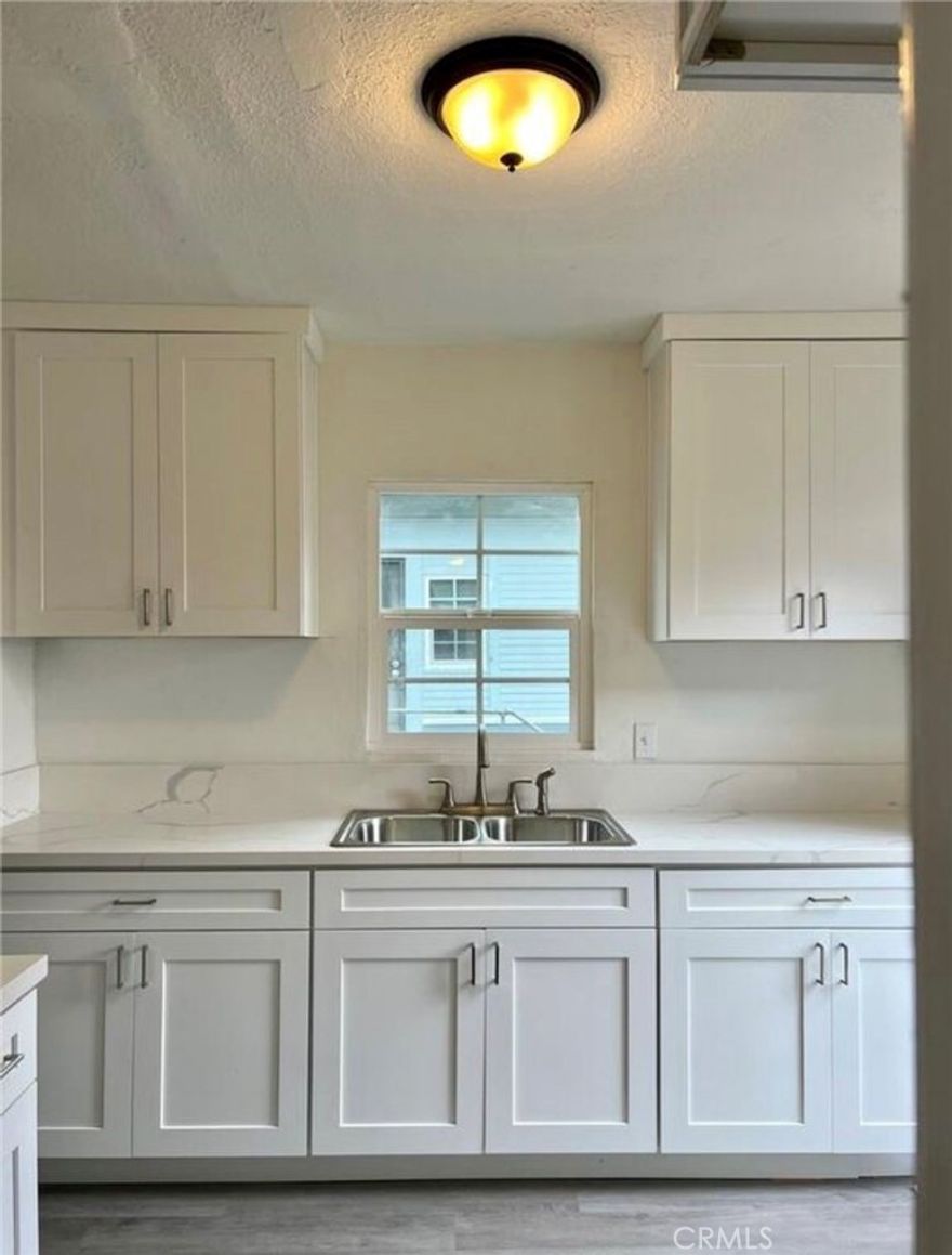 eautiful newly renovated 3 bedrooms 2 baths apartment located in a quiet 3-unit complex. This unit has been fully updated, with new flooring, new paint, new windows, new ceiling fans, new wall heaters, new kitchen cabinets and countertops and bathrooms. As you walk in you'll notice the living room and a nice spacious kitchen to the left. To the right you'll see a large primary bedroom with walk in closet and en-suite bath. The other two bedrooms are the left behind the living room with shared Jack and Jill bathroom. Available now.. Call me to apply!