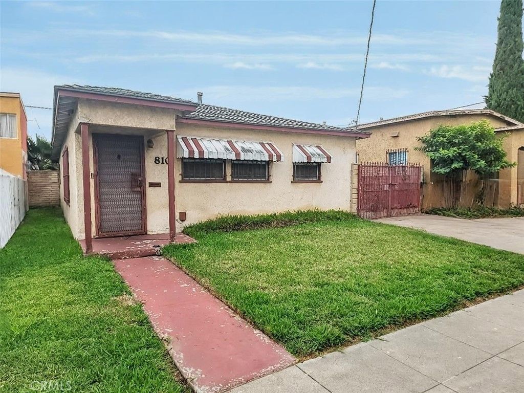 Photo of 810 N Pearl Avenue, Compton, CA 90221 (MLS # SR26011132)