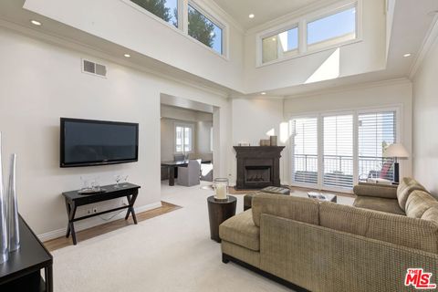 Photo of 132 S MAPLE Drive #PH4, Beverly Hills, CA 90212 (MLS # 26807765)