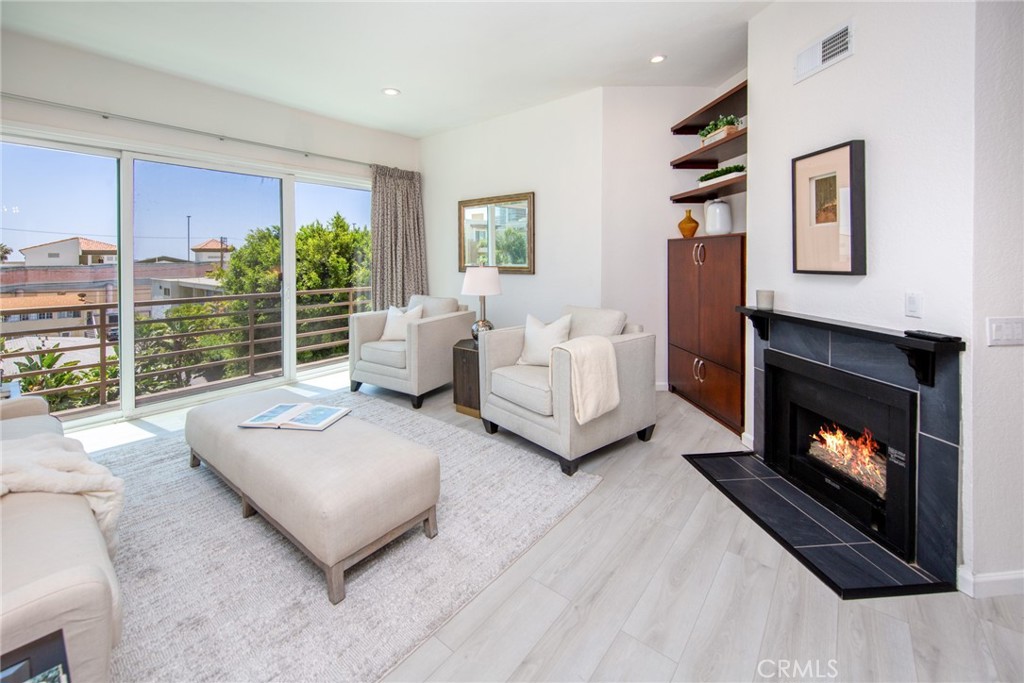 A Stunning 2-Bedroom Condo in the Heart of Brentwood!
A beautifully updated 2-bedroom, 2 1/2-bathroom condominium offering a modern, open-concept living, in one of Brentwood’s most coveted neighborhoods. Step into a sun-filled living space with abundant windows offering a bright and airy space. This condo unit, unlike others in the building, prides itself with a gorgeous view of Brentwood's magnifient city lights and beautiful buildings. Perfect for relaxation and comfort. Recently updated with a fresh coat of paint, Luxury Vinyl flooring, modern bathrooms, ceiling fans in every room, newer water heater. Don't miss the rooftop area enjoying the southern California sun, pool, and BBQ amenities.