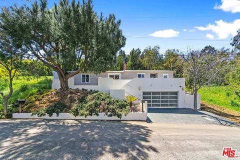 Photo of 26322 Fairside Road, Malibu, CA 90265 (MLS # 25560261) Photo of 26322 Fairside Road, Malibu, CA 90265 (MLS # 25560261)