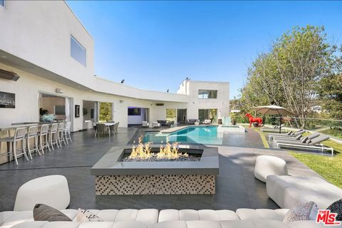 Photo of 2666 Hutton Drive, Los Angeles, CA 90210 (MLS # 25597139)