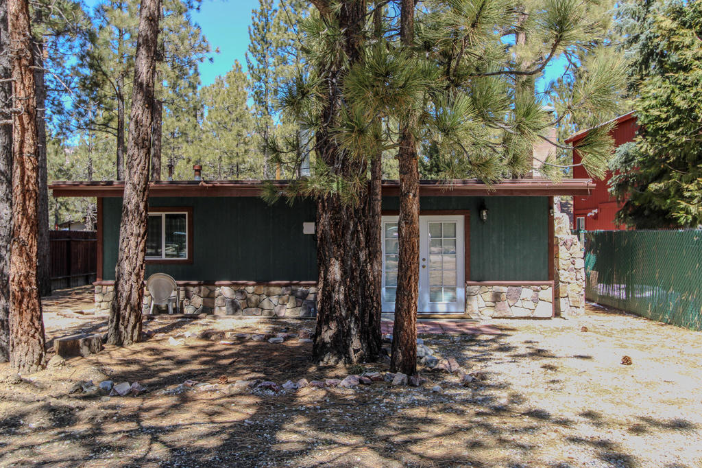 Exciting news! Discover this delightful 2-bedroom, 1-bath home located in the heart of Big Bear City. The property features recent renovations and is priced just right. Situated in a beautiful neighborhood just off Shore, it offers easy access to local amenities. This home has proven to be a fantastic option for full-time rentals! Don't miss out on this great opportunity!