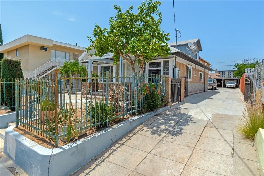 1417 N Kenmore