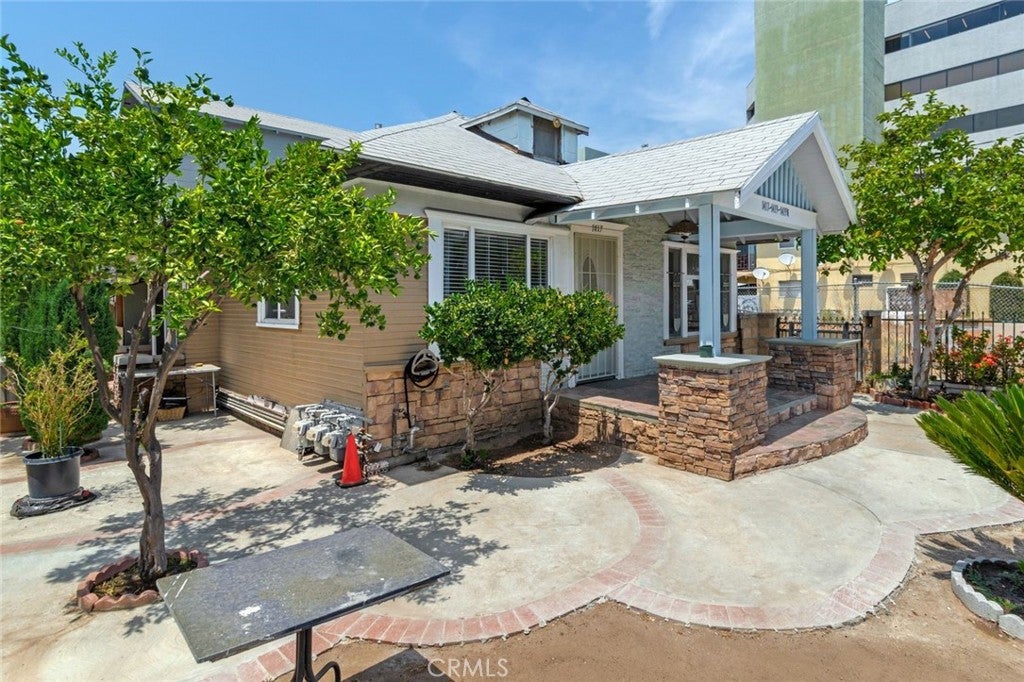 1417 N Kenmore