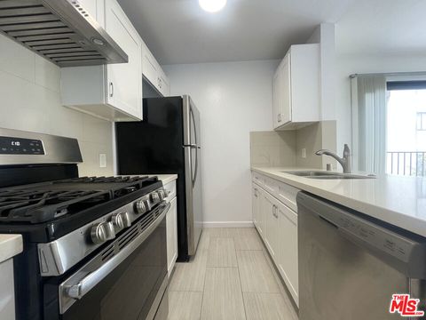 Photo of 1531 N Detroit Street #107, Los Angeles, CA 90046 (MLS # 25590193) Photo of 1531 N Detroit Street #107, Los Angeles, CA 90046 (MLS # 25590193)