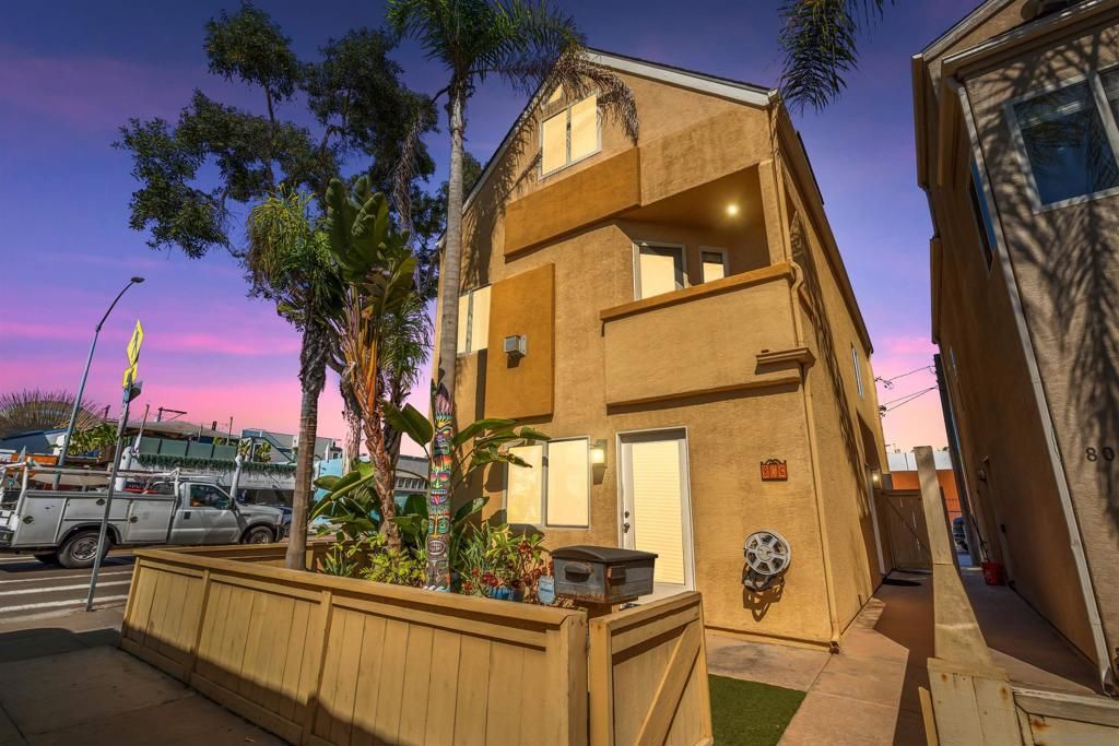 Photo of 806 Redondo Ct, San Diego, CA 92109 (MLS # 250040847SD)