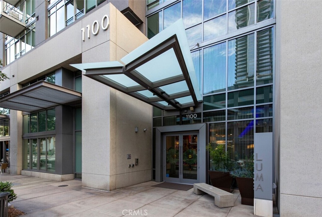 Welcome to one of the most beautifully maintained 1-bedroom, 1-bath condos in the highly sought-after LUMA South building in South Park.
With 908 sq ft of bright, open living space, this move-in ready unit features fresh paint, nice window blinds, a private balcony overlooking the tranquil pool area, and a bonus: a nearly new LG washer and dryer located in-unit.
LUMA offers a full suite of luxury amenities, including a resort-style swimming pool, spa, fitness center, BBQ area, and 24-hour security. Enjoy unparalleled convenience just steps from LA Live, Crypto.com Arena, the Convention Center, and some of the best dining and entertainment Downtown LA has to offer. This home combines unbeatable convenience with vibrant city living.
Don't miss the opportunity to own a stunning residence in one of LA’s premier residential high-rises.