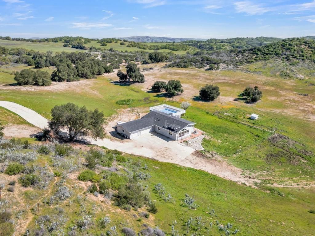 Photo of 53330 Smith Road, Bradley, CA 93426 (MLS # ML82037660)