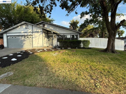 Photo of 1450 Oak Nob Way WAY, Sacramento, CA 95833 (MLS # 41148898)