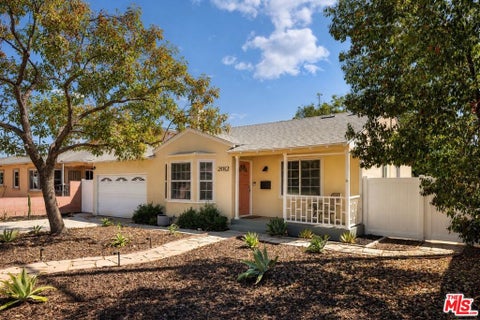 Photo of 2012 N Screenland Drive, Burbank, CA 91505 (MLS # 26985739)