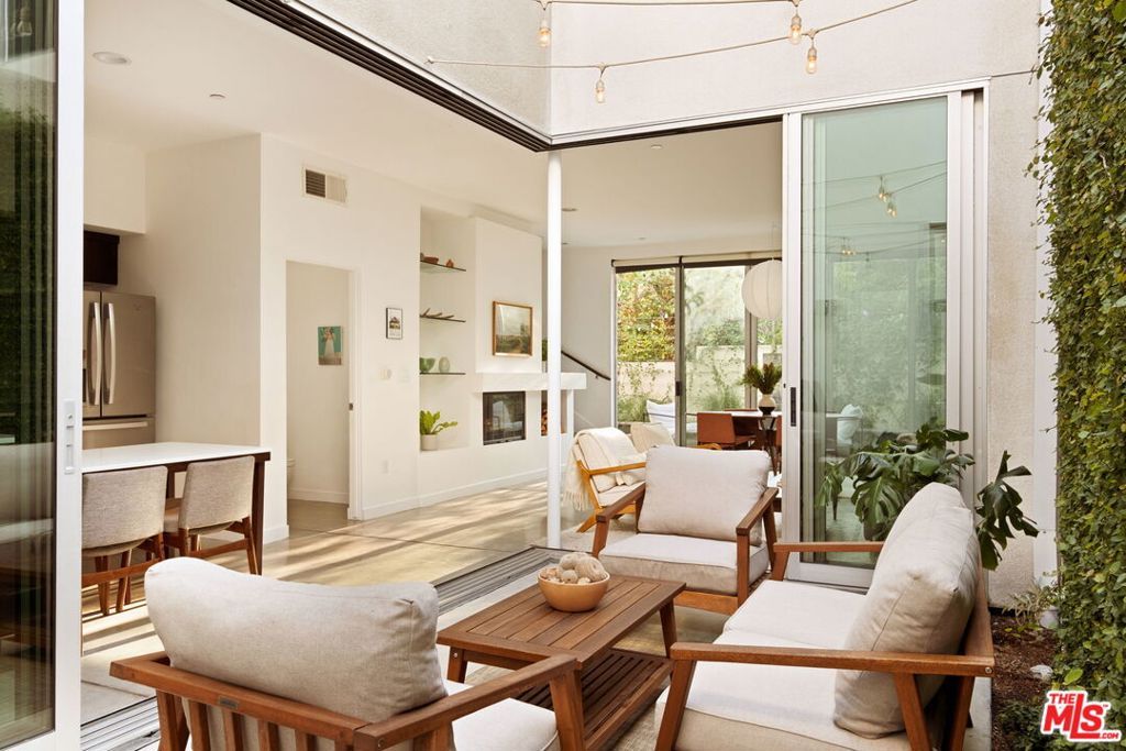 Photo of 4270 Perlita Avenue, Los Angeles, CA 90039 (MLS # 25593479)