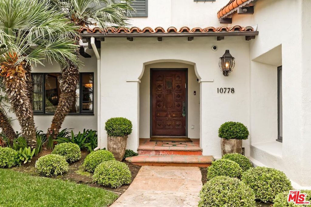 Photo of 10778 Weyburn Avenue, Los Angeles, CA 90024 (MLS # 25596957)