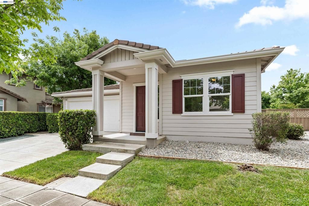 Photo of 327 Goodall Dr Dr, Mountain House, CA 95391 (MLS # 41132047)