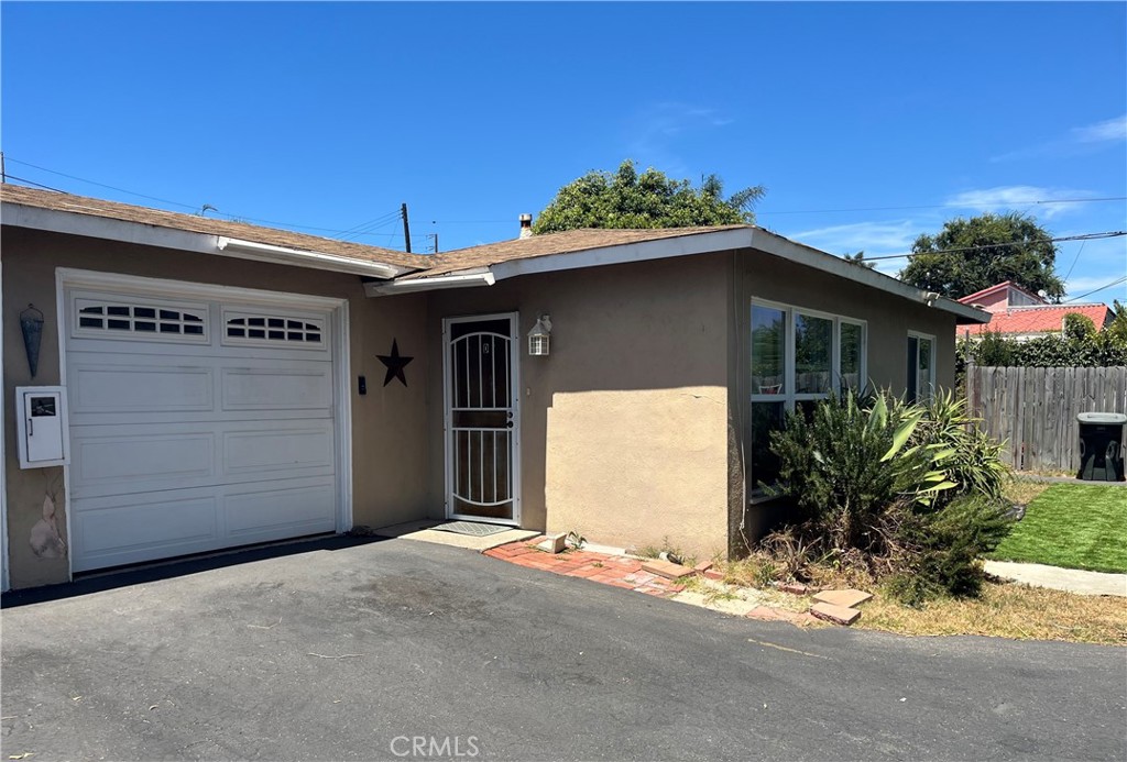 2 bedroom, 1 Bath with Huge private gated yard.
The yard is 3,000sqft...Big enough to park 10 cars, work trucks, rv's, boats, private playground, etc.
In the heart of Costa Mesa. Walking distance to restaurants, markets, beach, etc.
Detached.....no shared walls.
One Car garage.
Pets considered.
Single story.
Unit D (in the back of the property.)
Washer/dryer, refrigerator, water included.
Please do not disturb the other tenants.
Available now