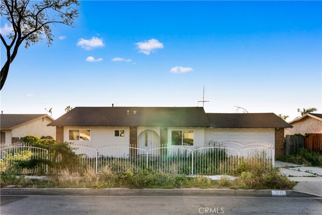 8646 Tamarind Avenue