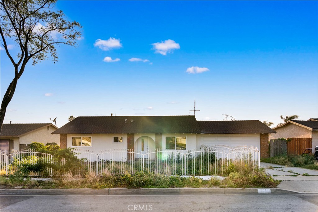 8646 Tamarind Avenue