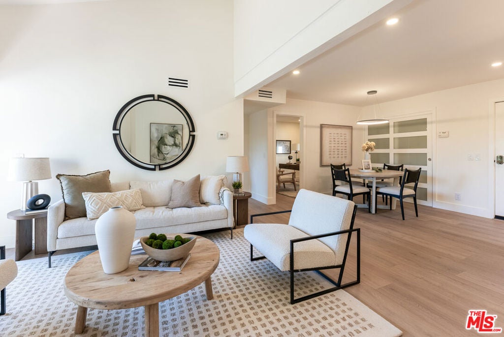 5800 Owensmouth Avenue 76