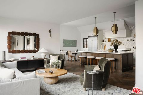 Photo of 900 S Longwood Avenue, Los Angeles, CA 90019 (MLS # 26665619)