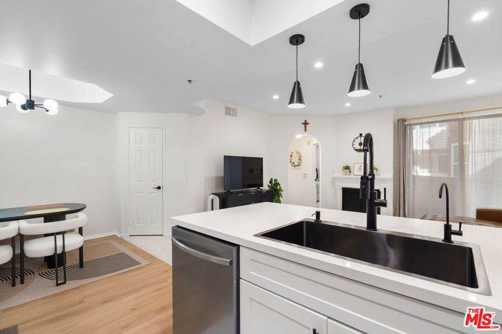 Photo of 620 S Gramercy Place #239, Los Angeles, CA 90005 (MLS # 25604211)