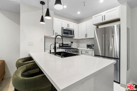 Photo of 620 S Gramercy Place #239, Los Angeles, CA 90005 (MLS # 25604211)