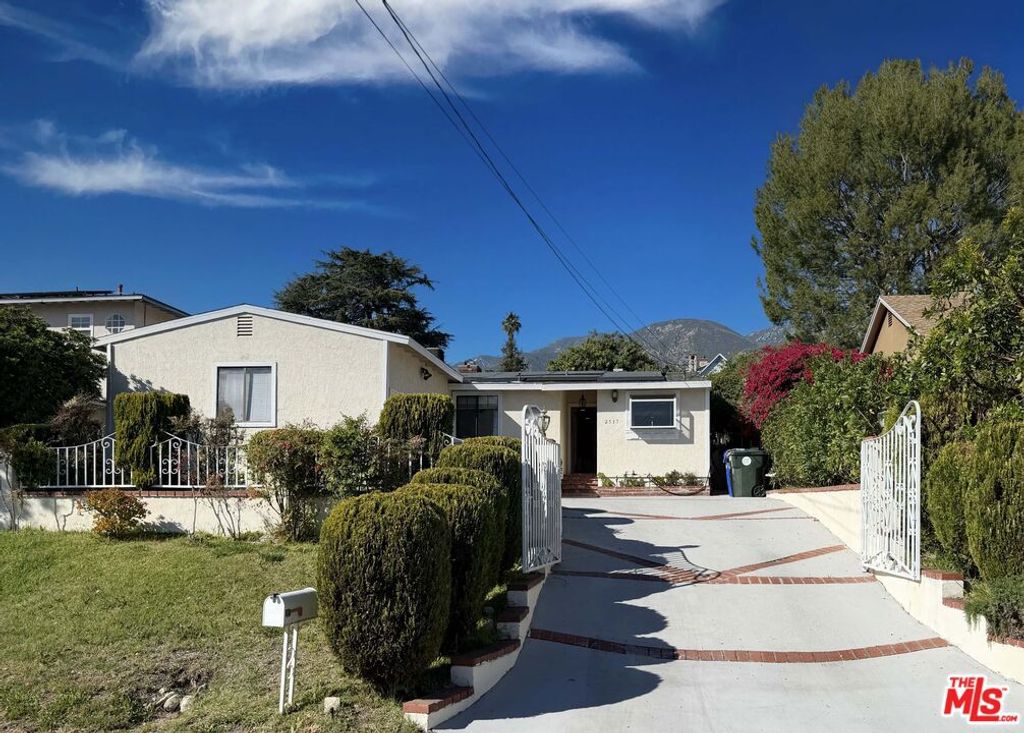 Photo of 2537 Fairmount Avenue, La Crescenta, CA 91214 (MLS # 26663527)