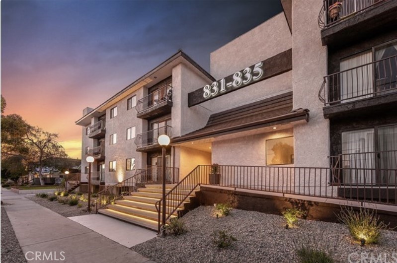 Brand New Luxury Remodel in PRIME Glendale Location. Unit is Large and Spacious, and includes new kitchen and bathroom cabinets, new flooring and new recessed lights. Unit also includes Brand new appliances (Fridge, Stove, dishwasher).Building has elevators, and underground parking.