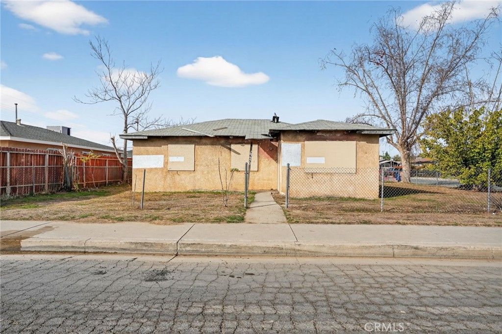 Photo of 420 Robinson, Bakersfield, CA 93305 (MLS # MC25266399)