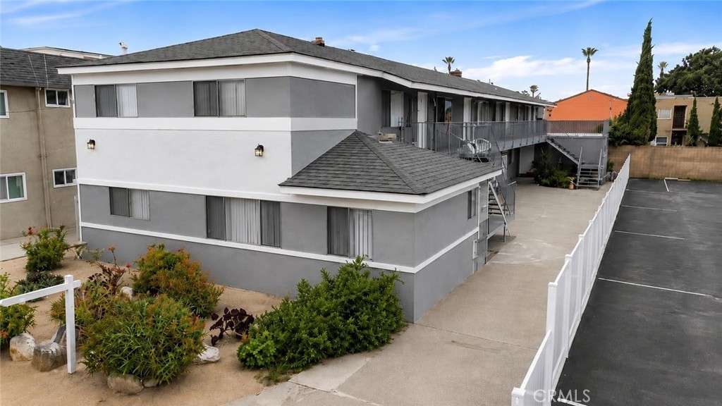 2311 Vanderbilt Ln.