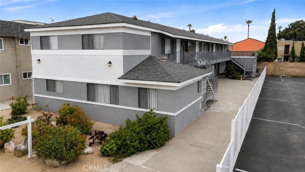 2311 Vanderbilt Ln.