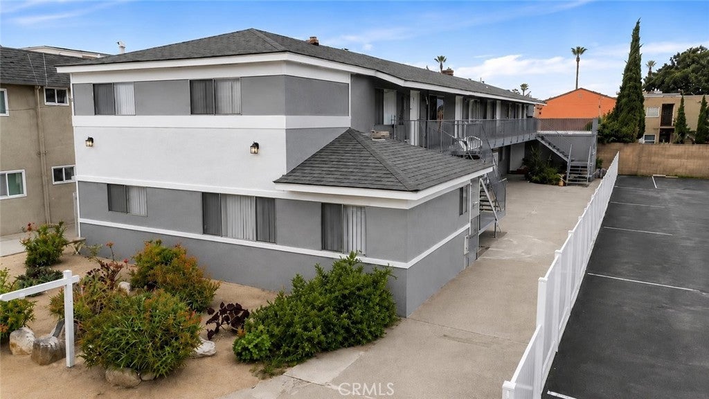2311 Vanderbilt Ln.