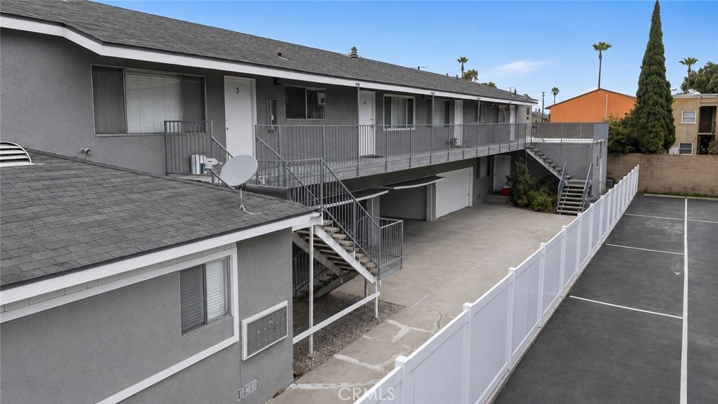 2311 Vanderbilt Ln.