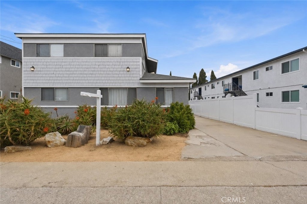 2311 Vanderbilt Ln.