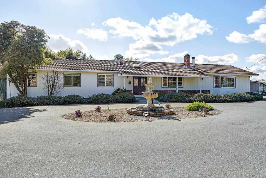 2571 2571 Anderson Ln