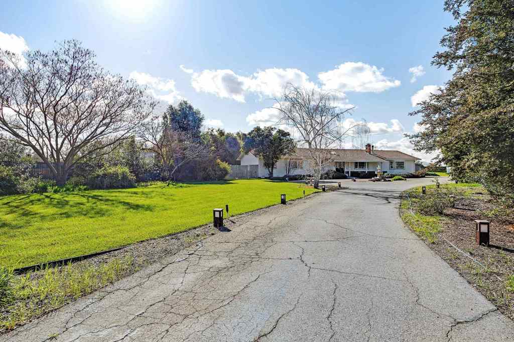 2571 2571 Anderson Ln