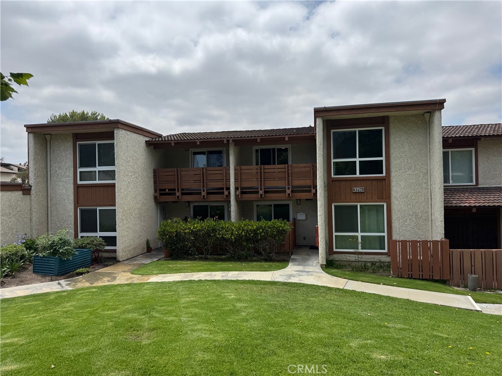 Spacious 2-Bedroom Townhouse Condo in Gated Country Club Villas – Los Cerritos/Virginia Country Club Area.
Welcome to this beautifully updated 2-bedroom, 1.5-bath townhouse-style condo located in the highly sought-after gated community of Country Club Villas. Nestled in the prestigious Virginia Country Club neighborhood of Los Cerritos, this bright and spacious unit offers 1,145 square feet of stylish, comfortable living.
Enjoy an upgraded kitchen featuring sleek quartz countertops, stainless steel appliances, and modern cabinetry—perfect for cooking and entertaining. The generous living room is filled with natural light and flows seamlessly into the dining area, which opens to a private outdoor patio—ideal for relaxing or enjoying your morning coffee.
Additional highlights include newer vinyl plank flooring throughout, two large bedrooms with ample closet space, and a smart, functional layout. The unit also includes a private two-car garage with built-in storage, offering both convenience and extra space.
The resort-style community features lush greenbelts, a sparkling pool, tennis court, and clubhouse for residents to enjoy. Conveniently located near the shops and dining of Bixby Knolls, Los Cerritos Park, and with easy access to the 405 and 710 freeways.
Don’t miss this rare opportunity to lease a beautiful home in one of Long Beach’s most desirable neighborhoods.