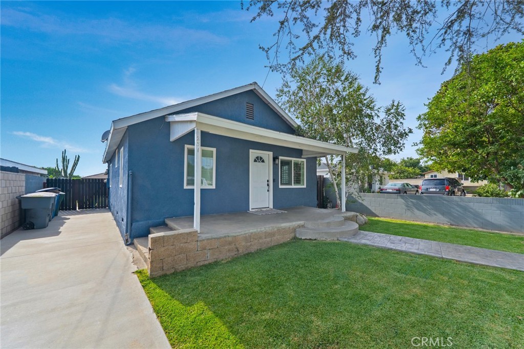 Are you looking for a starter home in a great neighborhood? This property is situated in a very desirable area of La Habra. Charming home consists of 2 bedrooms, 1 bathroom. It features updated bathroom, kitchen, newer A/C unit, laminate flooring, large backyard with built in grill, and plenty of room for an ADU. Located in a cul de sac with no neighbors in the front.