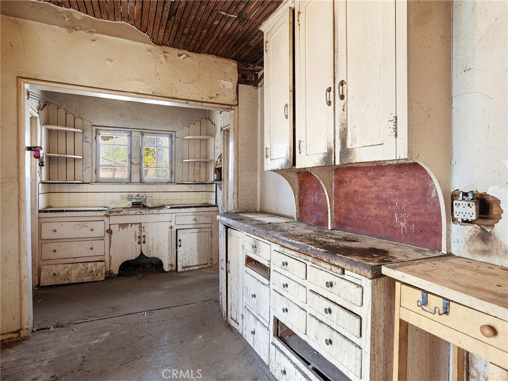 947 N Lincoln Street, Burbank CA 91506