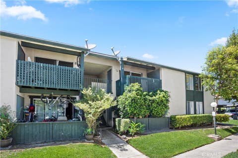 Photo of 23276 Orange Avenue #4, Lake Forest, CA 92630 (MLS # OC26144857)