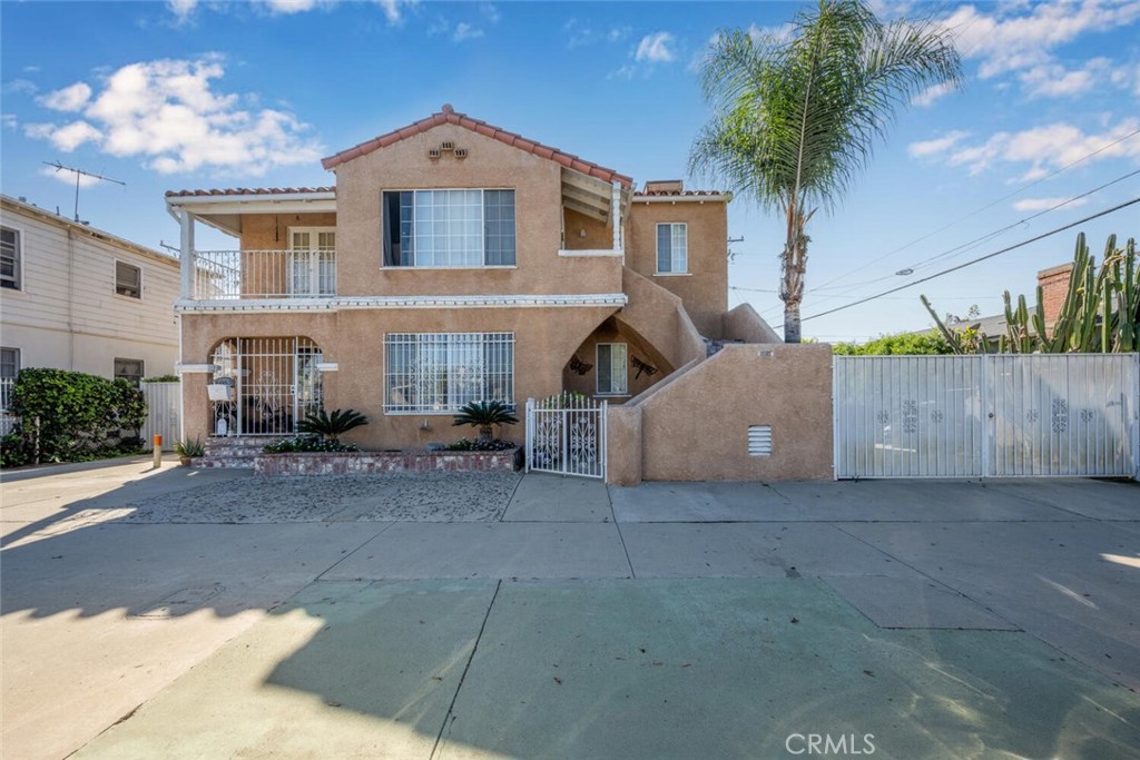 Main image without alt text