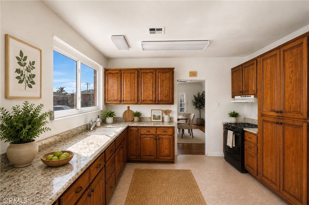1820 W Colegrove