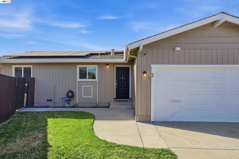 Photo of 3 W Lake Ct. CT, Antioch, CA 94509 (MLS # 41140363)