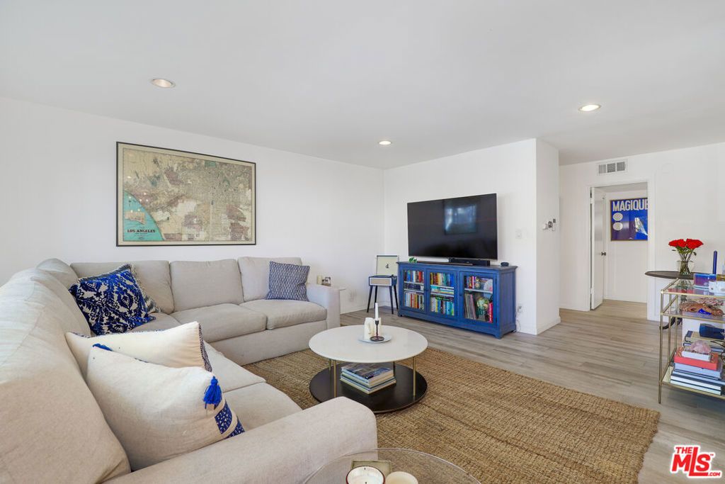 Photo of 165 N Swall Drive #101, Beverly Hills, CA 90211 (MLS # 26676629)