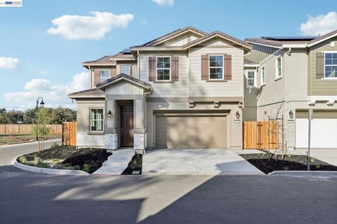 Photo of 121 Creek View Cir Cir, Fairfield, CA 94533 (MLS # 41131557)