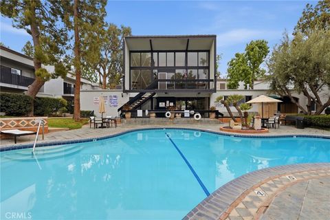 Photo of 18645 Hatteras Street #289, Tarzana, CA 91356 (MLS # SR26087168)